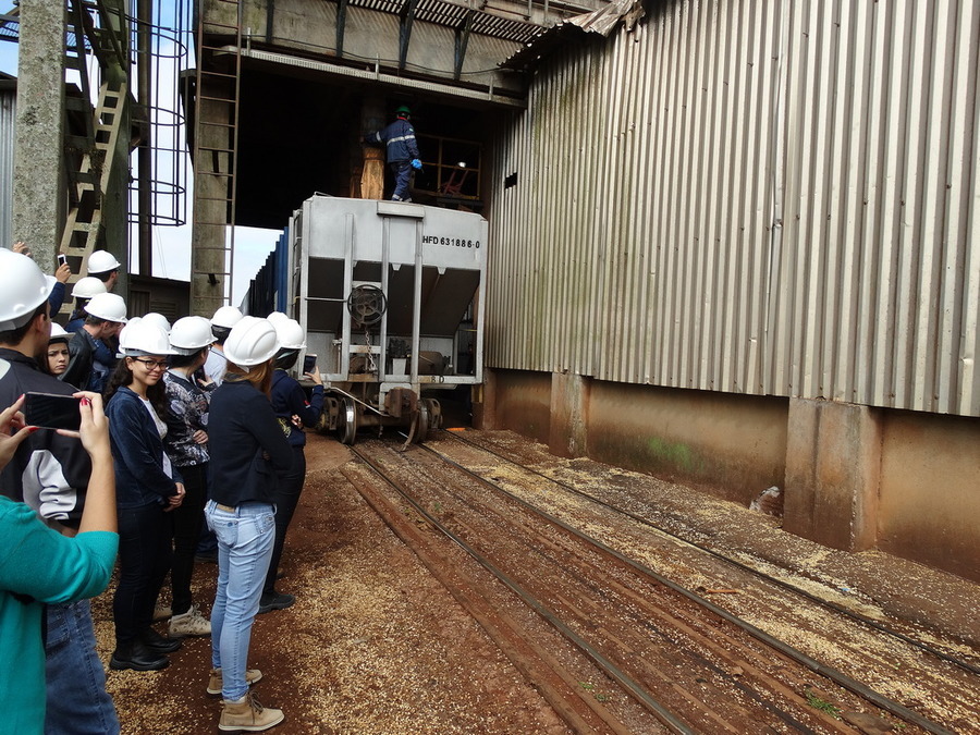 Acadêmicos de Engenharia Civil da Unipar visitam Ferroeste