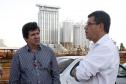 Coordenador de grupo de investidores paraguaio, Raul Valdez, e o presidente da Ferroeste, Maurício Querino Theodoro, com as obras em segundo plano.