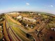 Entrada da Ferroeste com vista aérea de silos e moega, ao fundo. 