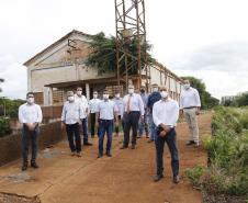 Grupo técnico visitando antiga estação