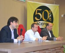 : O presidente da Ferroeste, João Vicente Bresolin, o vice-presidente de Comércio Exterior da Acefb, Alexandre Pécoits (mediador) e o diretor geral do DER, Paulo Roberto Melani durante o evento sobre logística terrestre. 

