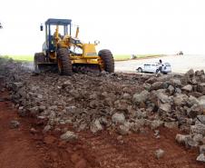 Governo investe R$ 2,5 bilhões em infraestrutura para escoar safra recorde.Na foto, obras de melhoramento das estradas rurais intermunicipais com as Patrulhas Rurais em Bom Sucesso do Sul.Foto: Jorge Woll/DER