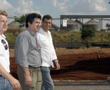 Presidente da Codapar, Silvestre Tino Staniszewski; coordenador de grupo de investidores paraguaio, empresário Raul Valdez; e presidente da Ferroeste, Maurício Querino Theodoro, visitam obras no pátio da ferrovia, em Cascavel. 

