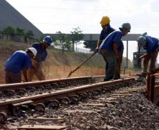 Presidente da Ferroeste, Maur?cio Querino Theodoro e o Diretor de Log?stica e Comercio Exterior do Paraguai, Raul Valdez e Jair Pedro Vendruscolo visitam as obras de constru?o do silo de armazenagem constru?do pelo Paraguai na Ferroeste. Foto Jorge Woll. SEIL/DER/FERROESTE.