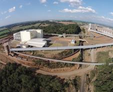 Fábrica da agrária com terminal ferroviário e esteiras de transporte ligadas à Ferroeste. 