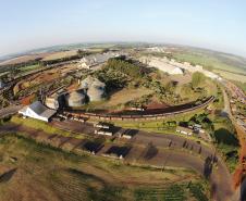 Vista aérea da administração da Ferroeste, com as instalações da Bunge e Coopavel. 
