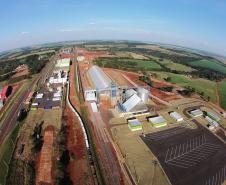 Terminal da Cotriguaçu no complexo da Ferroeste, com movimentação de trens. 