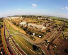 Entrada da Ferroeste com vista aérea de silos e moega, ao fundo. 