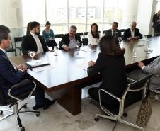 Governador Beto Richa acompanhado pelos deputados Luiz Claudio Romanelli e Alexandre Curi, recebe no gabinete do Palácio Iguaçu a prefeita de Dourados/MS, Délia Godoy Razuk, ex-deputado estadual / MS, Roberto Razuk, secretário de planejamento de Dourados/MS, José Elias Moreira, secretário de infraestrutura do Mato Grosso do Sul, Ednei Marcelo Miglioli, ex-senador, Silvio Name, diretora-geral da secretaria de infraestrutura e logística, Andréa Abrão e o diretor presidente da Ferroeste, João Vicente