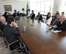 Governador Beto Richa acompanhado pelos deputados Luiz Claudio Romanelli e Alexandre Curi, recebe no gabinete do Palácio Iguaçu a prefeita de Dourados/MS, Délia Godoy Razuk, ex-deputado estadual / MS, Roberto Razuk, secretário de planejamento de Dourados/MS, José Elias Moreira, secretário de infraestrutura do Mato Grosso do Sul, Ednei Marcelo Miglioli, ex-senador, Silvio Name, diretora-geral da secretaria de infraestrutura e logística, Andréa Abrão e o diretor presidente da Ferroeste, João Vicente