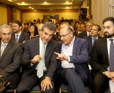 O governador Beto Richa apresentou nesta terça-feira (28), em São Paulo, a proposta de uma nova estrada para facilitar o escoamento da produção agrícola do Centro-Oeste brasileiro pelo Porto de Paranaguá. Os governadores de São Paulo, Geraldo Alckmin, e do Mato Grosso do Sul, Reinaldo Azambuja, também participaram do evento. São Paulo, 28/11/2017.Foto: Jaelson Lucas/ANPr