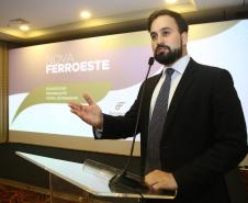 O governador Beto Richa apresentou nesta terça-feira (28), em São Paulo, a proposta de uma nova estrada para facilitar o escoamento da produção agrícola do Centro-Oeste brasileiro pelo Porto de Paranaguá. Os governadores de São Paulo, Geraldo Alckmin, e do Mato Grosso do Sul, Reinaldo Azambuja, também participaram do evento. São Paulo, 28/11/2017.Foto: Jaelson Lucas/ANPr