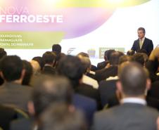 O governador Beto Richa apresentou nesta terça-feira (28), em São Paulo, a proposta de uma nova estrada para facilitar o escoamento da produção agrícola do Centro-Oeste brasileiro pelo Porto de Paranaguá. Os governadores de São Paulo, Geraldo Alckmin, e do Mato Grosso do Sul, Reinaldo Azambuja, também participaram do evento. São Paulo, 28/11/2017.Foto: Jaelson Lucas/ANPr