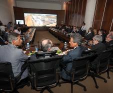 Governador Beto Richa assina com representantes do Banco Internacional para Reconstrução e Desenvolvimento ?BIRD-, termo de abertura dos trabalhos para a realização dos estudos de viabilidade técnica, econômica, financeira, jurídica e ambiental do Projeto Nova Ferrovia. Participaram os secretários José Richa Filho (Infraestrutura); Juraci Barbosa Sobrinho (Planejamento); Fernando Ghignone (Administração) e demais autoridades.Curitiba, 21/03/2018.Foto: Orlando Kissner/ANPr