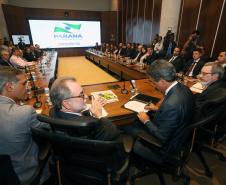 Governador Beto Richa assina com representantes do Banco Internacional para Reconstrução e Desenvolvimento ?BIRD-, termo de abertura dos trabalhos para a realização dos estudos de viabilidade técnica, econômica, financeira, jurídica e ambiental do Projeto Nova Ferrovia. Participaram os secretários José Richa Filho (Infraestrutura); Juraci Barbosa Sobrinho (Planejamento); Fernando Ghignone (Administração) e demais autoridades.Curitiba, 21/03/2018.Foto: Orlando Kissner/ANPr