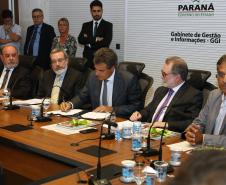 Governador Beto Richa assina com representantes do Banco Internacional para Reconstrução e Desenvolvimento ?BIRD-, termo de abertura dos trabalhos para a realização dos estudos de viabilidade técnica, econômica, financeira, jurídica e ambiental do Projeto Nova Ferrovia. Participaram os secretários José Richa Filho (Infraestrutura); Juraci Barbosa Sobrinho (Planejamento); Fernando Ghignone (Administração) e demais autoridades.Curitiba, 21/03/2018.Foto: Orlando Kissner/ANPr