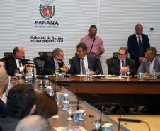 Governador Beto Richa assina com representantes do Banco Internacional para Reconstrução e Desenvolvimento ?BIRD-, termo de abertura dos trabalhos para a realização dos estudos de viabilidade técnica, econômica, financeira, jurídica e ambiental do Projeto Nova Ferrovia. Participaram os secretários José Richa Filho (Infraestrutura); Juraci Barbosa Sobrinho (Planejamento); Fernando Ghignone (Administração) e demais autoridades.Curitiba, 21/03/2018.Foto: Orlando Kissner/ANPr