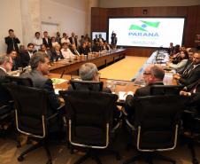 Governador Beto Richa assina com representantes do Banco Internacional para Reconstrução e Desenvolvimento ?BIRD-, termo de abertura dos trabalhos para a realização dos estudos de viabilidade técnica, econômica, financeira, jurídica e ambiental do Projeto Nova Ferrovia. Participaram os secretários José Richa Filho (Infraestrutura); Juraci Barbosa Sobrinho (Planejamento); Fernando Ghignone (Administração) e demais autoridades.Curitiba, 21/03/2018.Foto: Orlando Kissner/ANPr