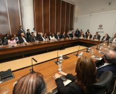 Governador Beto Richa assina com representantes do Banco Internacional para Reconstrução e Desenvolvimento ?BIRD-, termo de abertura dos trabalhos para a realização dos estudos de viabilidade técnica, econômica, financeira, jurídica e ambiental do Projeto Nova Ferrovia. Participaram os secretários José Richa Filho (Infraestrutura); Juraci Barbosa Sobrinho (Planejamento); Fernando Ghignone (Administração) e demais autoridades.Curitiba, 21/03/2018.Foto: Orlando Kissner/ANPr