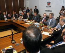 Governador Beto Richa assina com representantes do Banco Internacional para Reconstrução e Desenvolvimento ?BIRD-, termo de abertura dos trabalhos para a realização dos estudos de viabilidade técnica, econômica, financeira, jurídica e ambiental do Projeto Nova Ferrovia. Participaram os secretários José Richa Filho (Infraestrutura); Juraci Barbosa Sobrinho (Planejamento); Fernando Ghignone (Administração) e demais autoridades.Curitiba, 21/03/2018.Foto: Orlando Kissner/ANPr
