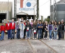 Alunos da rede publica de ensino participam de concurso de redação da FERROESTE e ganham um passeio entre Cascavel e Guarapuava, para conhecerem como funciona uma ferrovia. Foto Jorge Woll-SEIL.