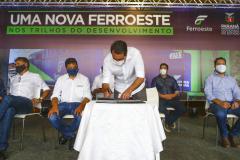 Governador do Paraná assinando o termo