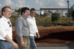 Presidente da Codapar, Silvestre Tino Staniszewski; coordenador de grupo de investidores paraguaio, empresário Raul Valdez; e presidente da Ferroeste, Maurício Querino Theodoro, visitam obras no pátio da ferrovia, em Cascavel. 
