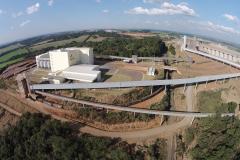 Fábrica da agrária com terminal ferroviário e esteiras de transporte ligadas à Ferroeste. 