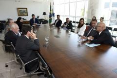 Governador Beto Richa acompanhado pelos deputados Luiz Claudio Romanelli e Alexandre Curi, recebe no gabinete do Palácio Iguaçu a prefeita de Dourados/MS, Délia Godoy Razuk, ex-deputado estadual / MS, Roberto Razuk, secretário de planejamento de Dourados/MS, José Elias Moreira, secretário de infraestrutura do Mato Grosso do Sul, Ednei Marcelo Miglioli, ex-senador, Silvio Name, diretora-geral da secretaria de infraestrutura e logística, Andréa Abrão e o diretor presidente da Ferroeste, João Vicente