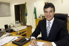 Na semana passada, a presidente Dilma Rousseff assinou um termo de ajuste que permite ao Paraná buscar novos empréstimos para investimentos até o valor de R$ 1,1 bilhão. A autorização para ampliação da capacidade do Estado de contrair financiamentos internos e externos foi comemorada pelo governador Beto Richa. 