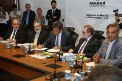 Governador Beto Richa assina com representantes do Banco Internacional para Reconstrução e Desenvolvimento ?BIRD-, termo de abertura dos trabalhos para a realização dos estudos de viabilidade técnica, econômica, financeira, jurídica e ambiental do Projeto Nova Ferrovia. Participaram os secretários José Richa Filho (Infraestrutura); Juraci Barbosa Sobrinho (Planejamento); Fernando Ghignone (Administração) e demais autoridades.Curitiba, 21/03/2018.Foto: Orlando Kissner/ANPr