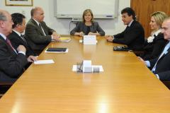 O governador Beto Richa entregou nesta terça-feira (06) uma série de pedidos à ministra-chefe da Casa Civil, Gleisi Hoffmann, durante encontro realizado no Palácio do Planalto, em Brasília. 