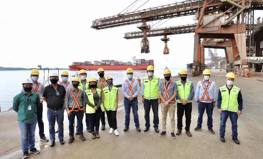 Grupo no Porto de Paranaguá