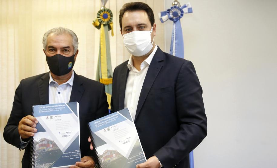 Governadores do PR e MS posam com o estudo de demanda