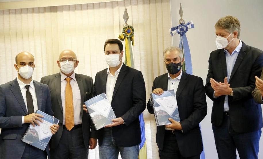 Autoridades com o estudo de demanda