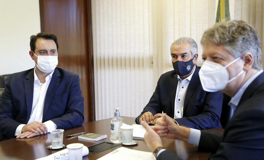 Governadores e Secretário de Estado em reunião