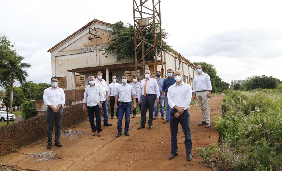 Grupo técnico visitando antiga estação