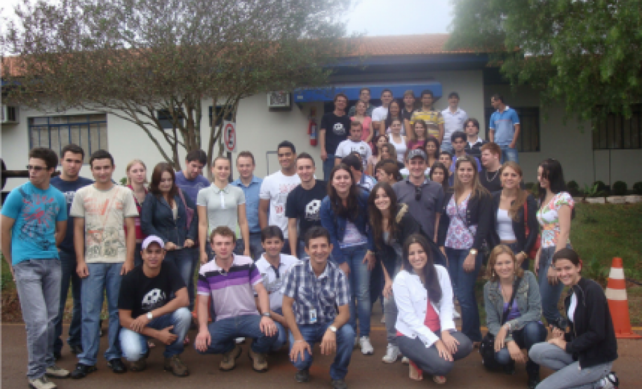 Acadêmicos de Administração visitam Ferroeste Acadêmicos de Administração visitam Ferroeste