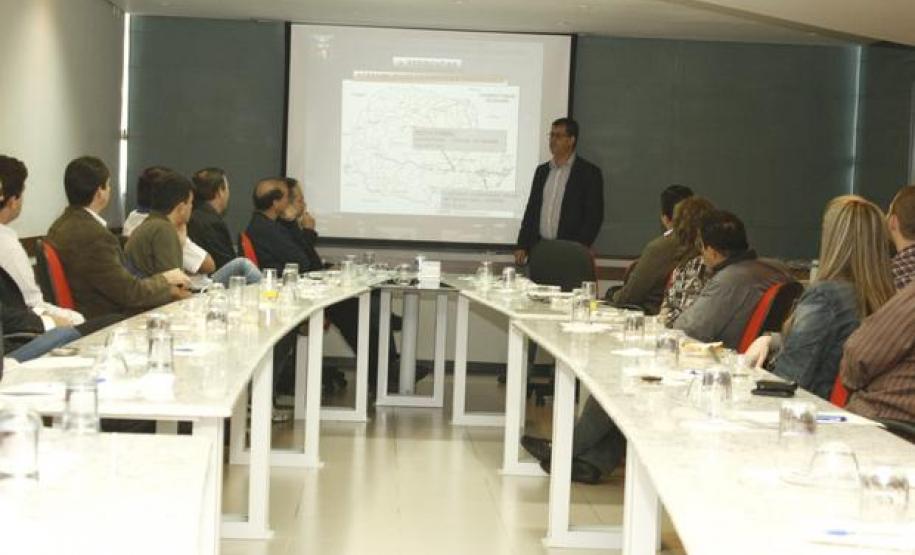 Diretores da Acit têm encontro com presidente da Ferroeste