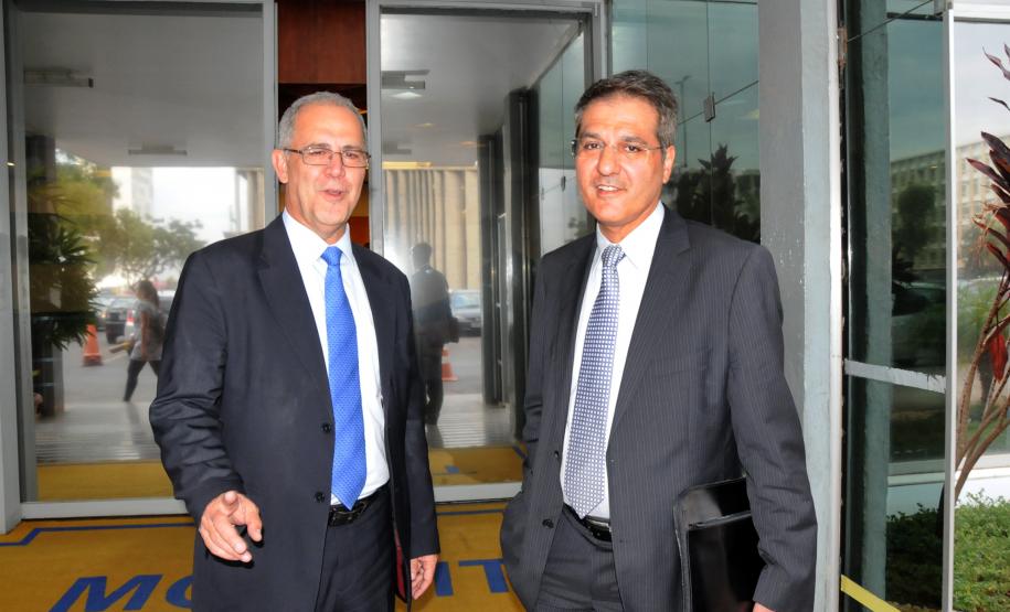 EPL1 O secretário de Infraestrutura e Logística do Paraná, José Richa Filho, entregou nesta terça-feira (28/08), em Brasília, dois documentos ao presidente da Empresa de Planejamento e Logística (EPL), Bernardo Figueiredo, sugerindo a inclusão de duas obras de infraestrutura no Programa de Investimento em Logística – PAC das Concessões.