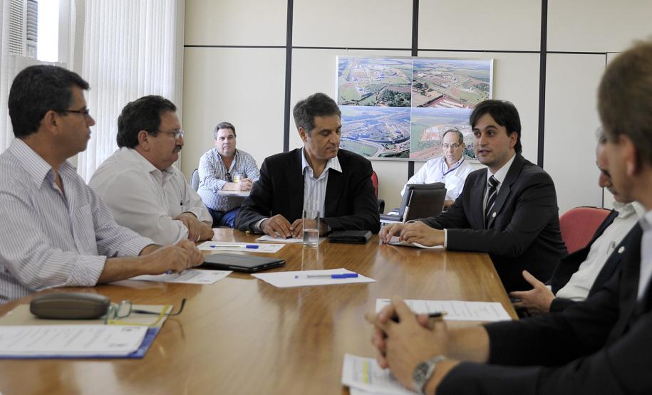 Posse 1 Reunião do Conselho de Administração da Ferroeste, com a presidência do secretário José Richa Filho.