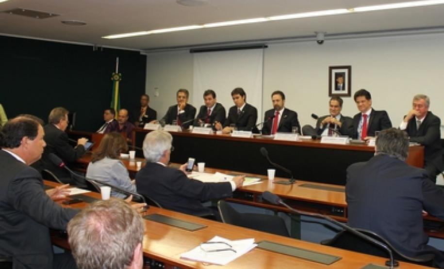 O Paraná é a favor que a ferrovia Norte-Sul passe no Noroeste, Oeste e Sudoeste do Estado, que são as principais regiões agrícolas paranaenses. A posição foi defendida nesta terça-feira (18/09), em Brasília, pelo secretário de Infraestrutura e Logística, José Richa Filho, durante audiência pública na Câmara Federal.