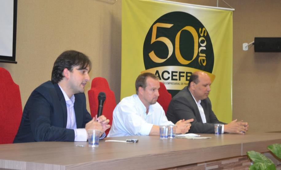 : O presidente da Ferroeste, João Vicente Bresolin, o vice-presidente de Comércio Exterior da Acefb, Alexandre Pécoits (mediador) e o diretor geral do DER, Paulo Roberto Melani durante o evento sobre logística terrestre.