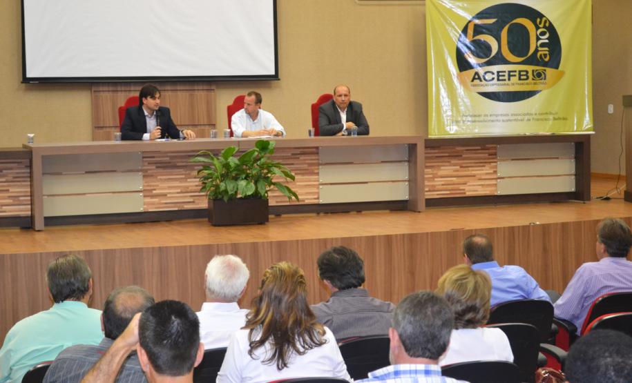: O presidente da Ferroeste, João Vicente Bresolin, o vice-presidente de Comércio Exterior da Acefb, Alexandre Pécoits (mediador) e o diretor geral do DER, Paulo Roberto Melani durante o evento sobre logística terrestre.