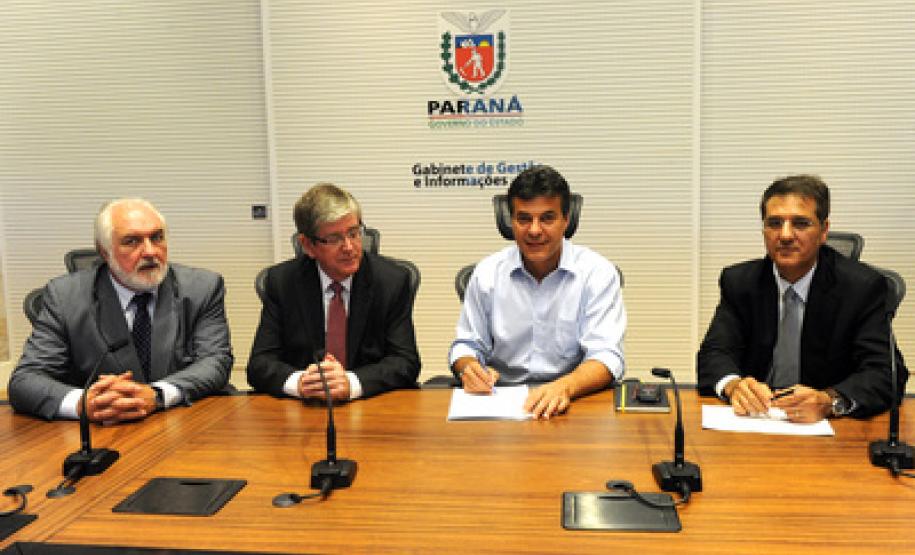 Richa assina regulamentação da Agência Reguladora do Paraná