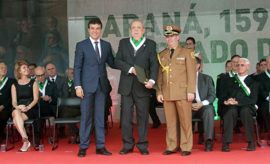 Governador entrega “Ordem do Pinheiro” a Hylo Bresolin, um dos idealizadores da Ferroeste Governador entrega “Ordem do Pinheiro” a Hylo Bresolin, um dos idealizadores da Ferroeste