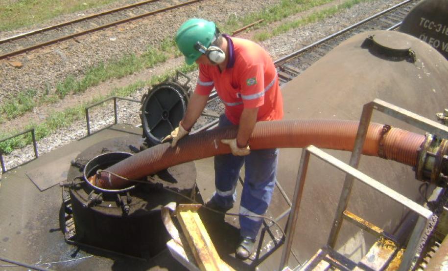 Depois de cinco anos, Ferroeste retoma carga com óleo vegetal