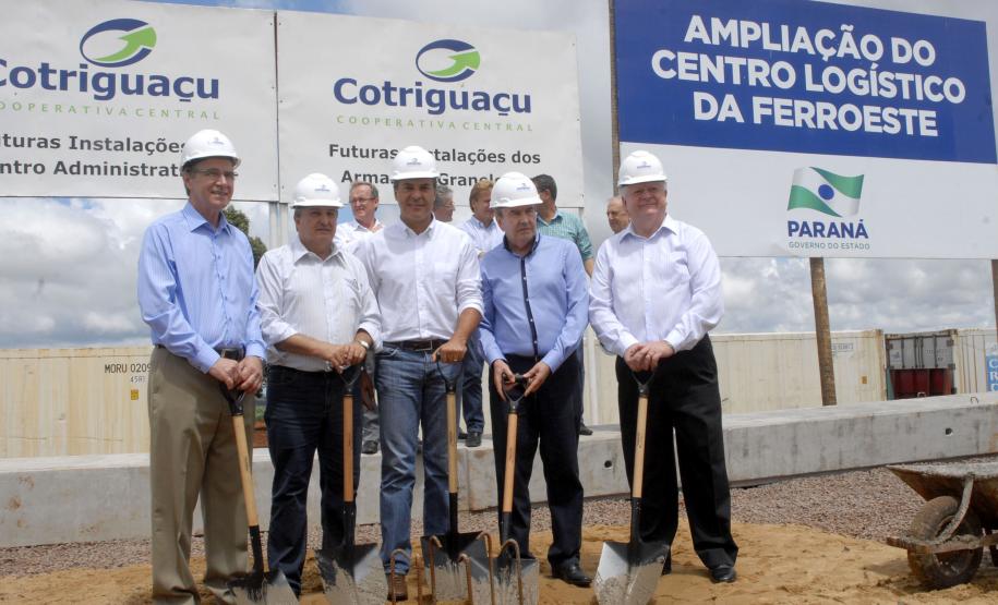 Governador Beto Richa inaugura o Terminal Ferroviário da Cotriguaçu Cooperativa Central, em Cascavel. A estrutura está instalada junto ao Terminal Ferroeste.Cascavel, 14/03/2013.Foto: José Gomercindo/ANPr Governador Beto Richa na inauguração do novo Terminal Ferroviário da Cotriguaçu Cooperativa Central, instalado junto ao Terminal da Ferroeste. Cascavel, 14/03/2013 Foto: José Gomercindo/ANPr