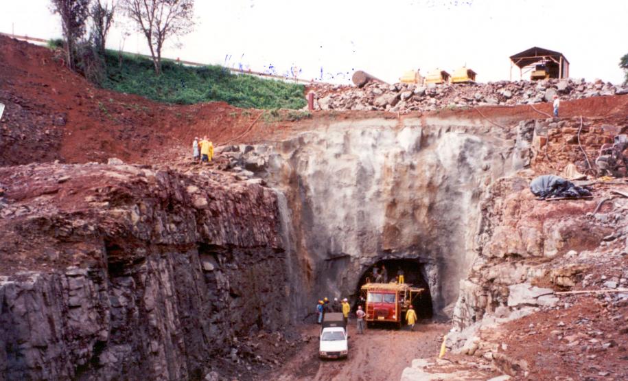Abrindo túneis A construção da ferrovia exigiu a construção de túneis