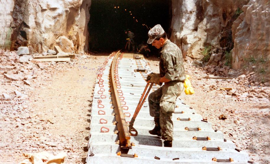 Exército na construção da Ferroeste Imagem mostra Exército na construção da Ferroeste.